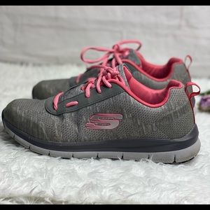 Skechers Related fit slip-resistant woman shoes size 9
